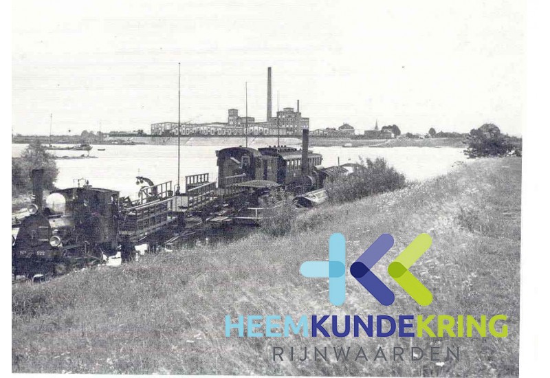 Foto pontveer met lokomotief uit stoppen op doorreis pag 58